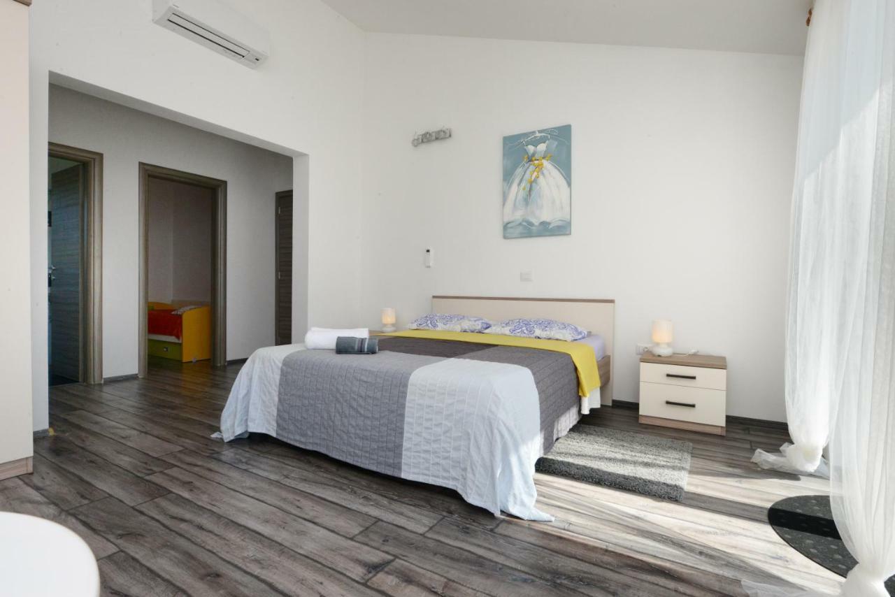 Villa Kontesici 14 *