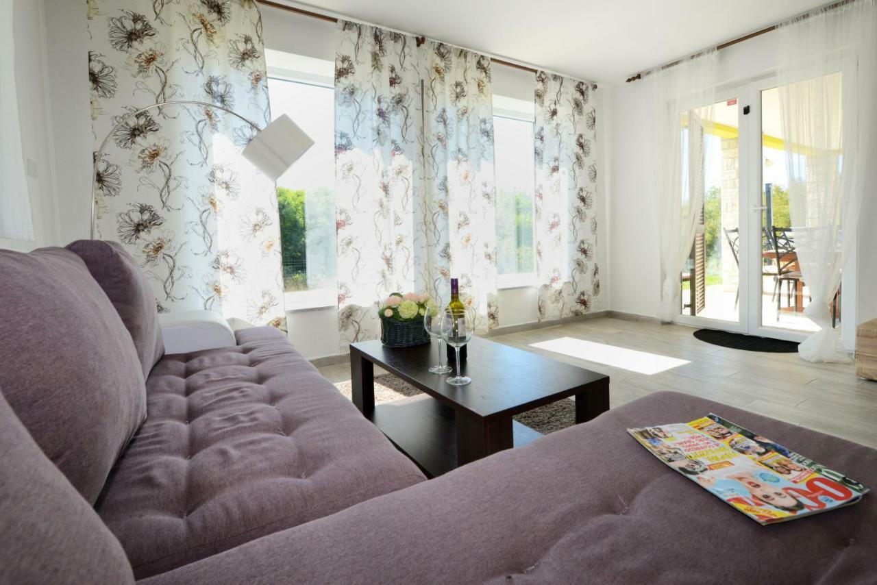Villa Kontesici 14 *